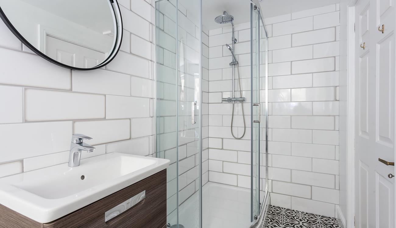 Wash off your sandy toes in the modern bathroom.