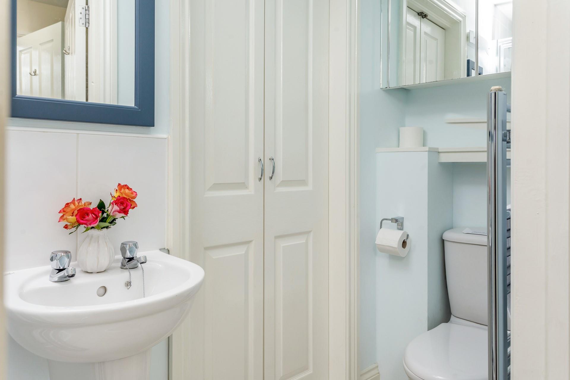 Take fresh towels straight from the heated rail.