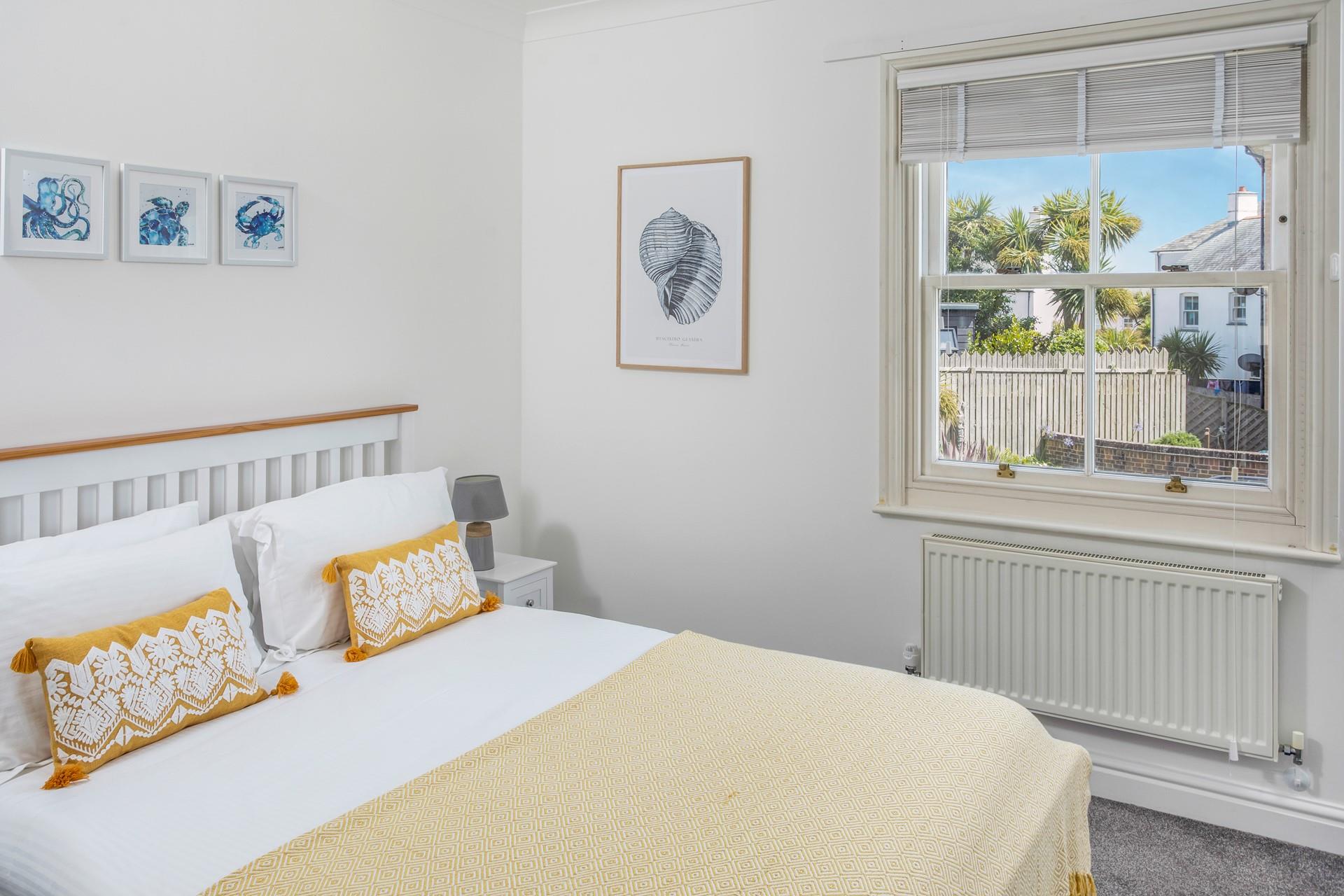 Settle into the comfortable king size bed and drift into a dreamy night's sleep.