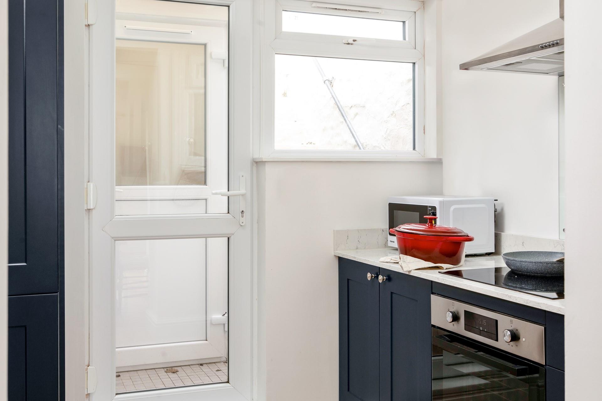 You can even see the sea while cooking in the kitchen!