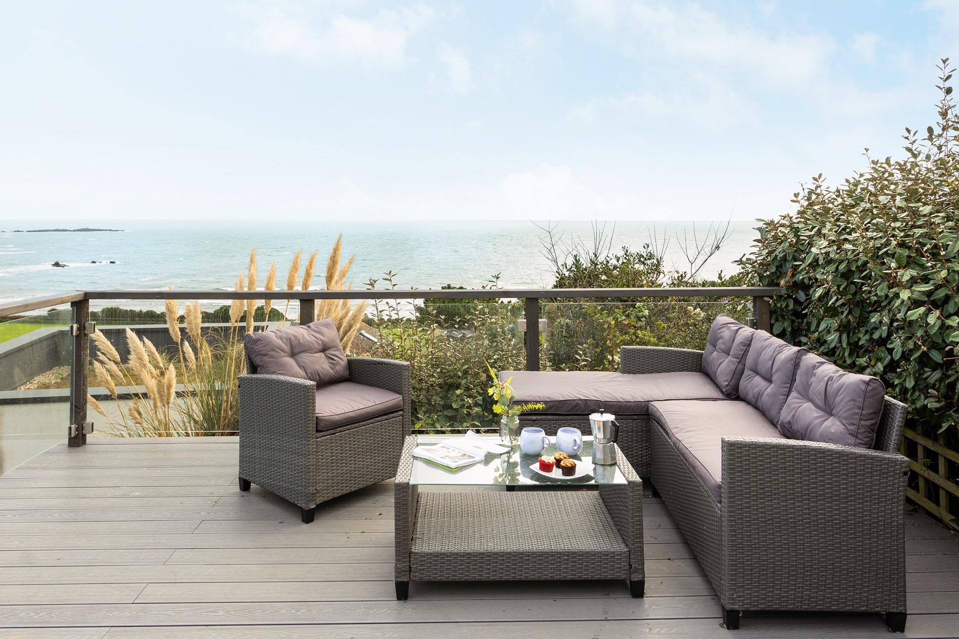 Take meals al fresco and dine in the sunshine.