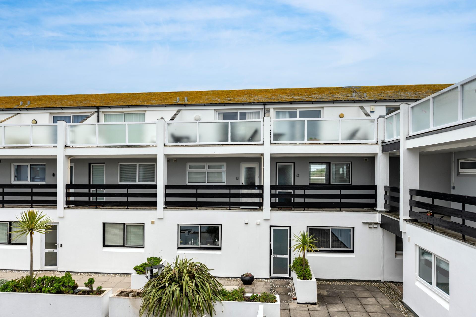 It's just a short walk to the many shops and restaurants St Ives has to offer.