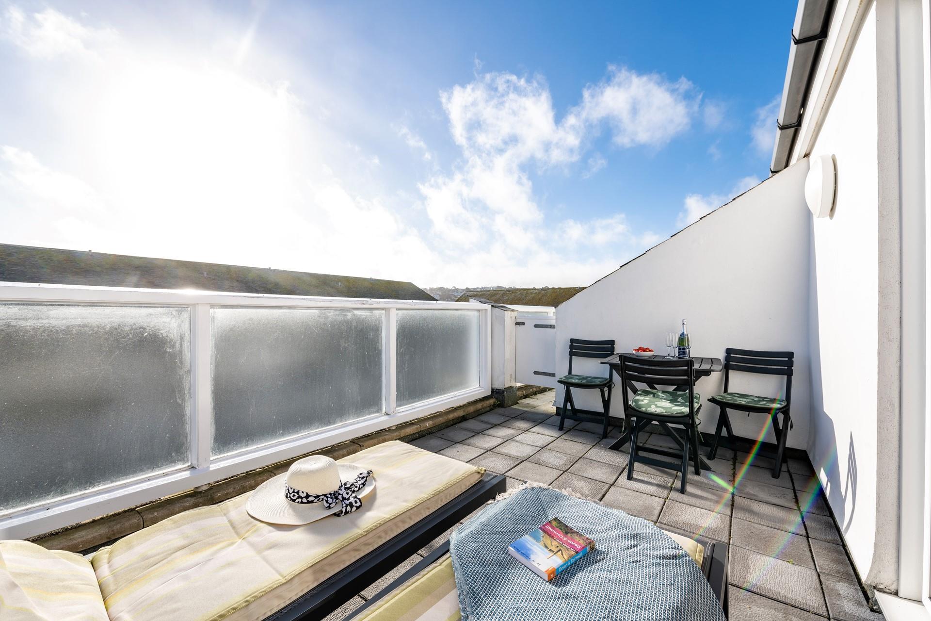 Take your dinner out to enjoy on the balcony in the evening warmth and sunshine.