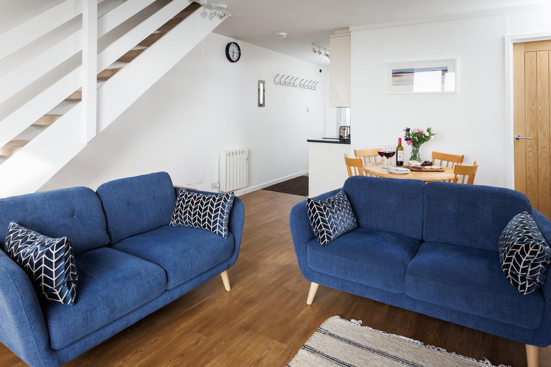 Contemporary art and furnishings fill the cosy sitting room space.