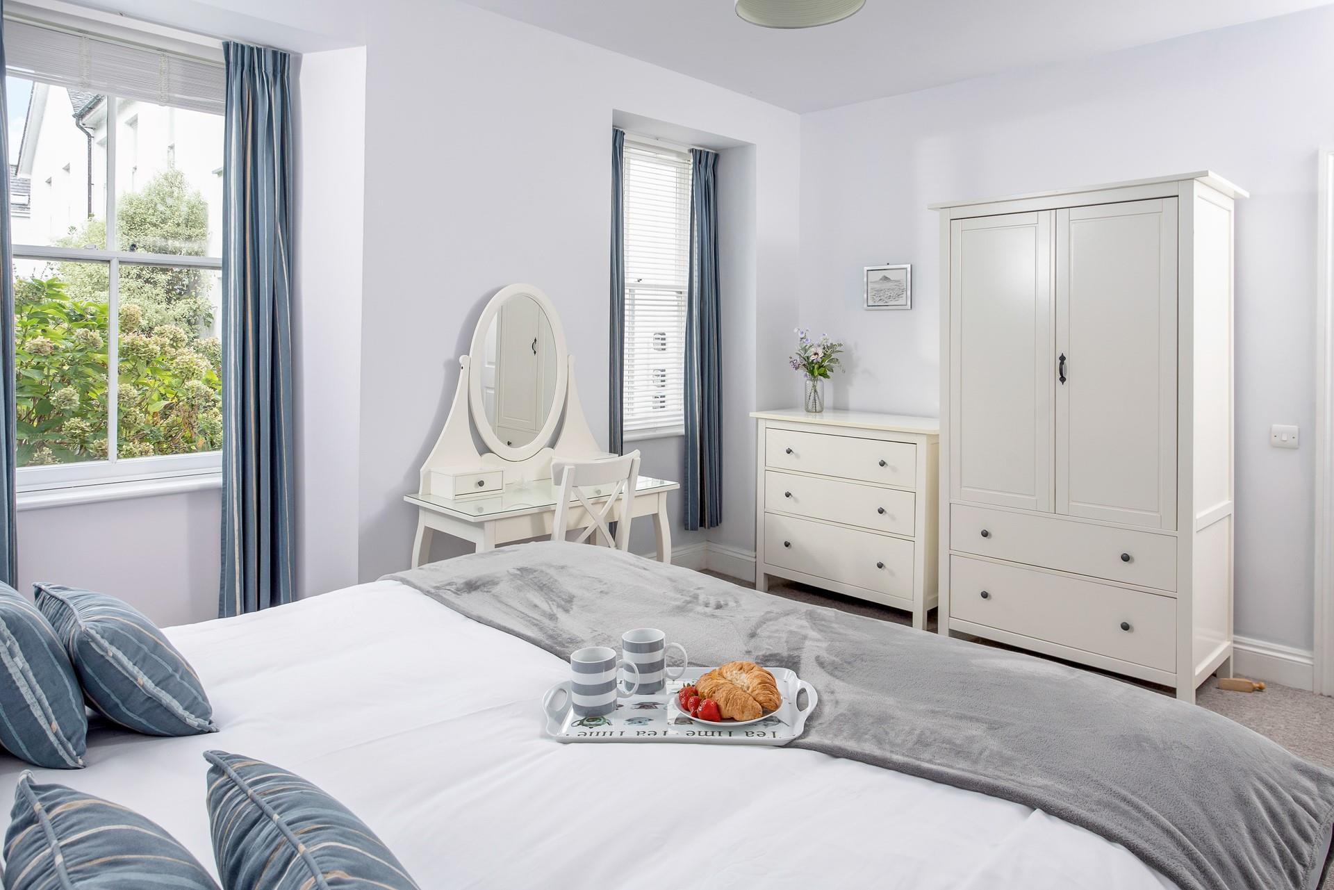 There is plenty of storage space for all your clothes.