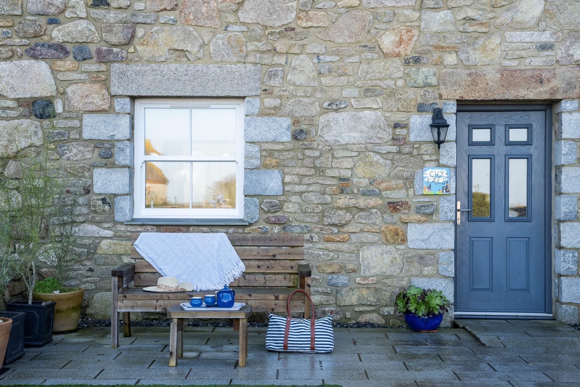 Take your morning cuppa al fresco on the front bench.