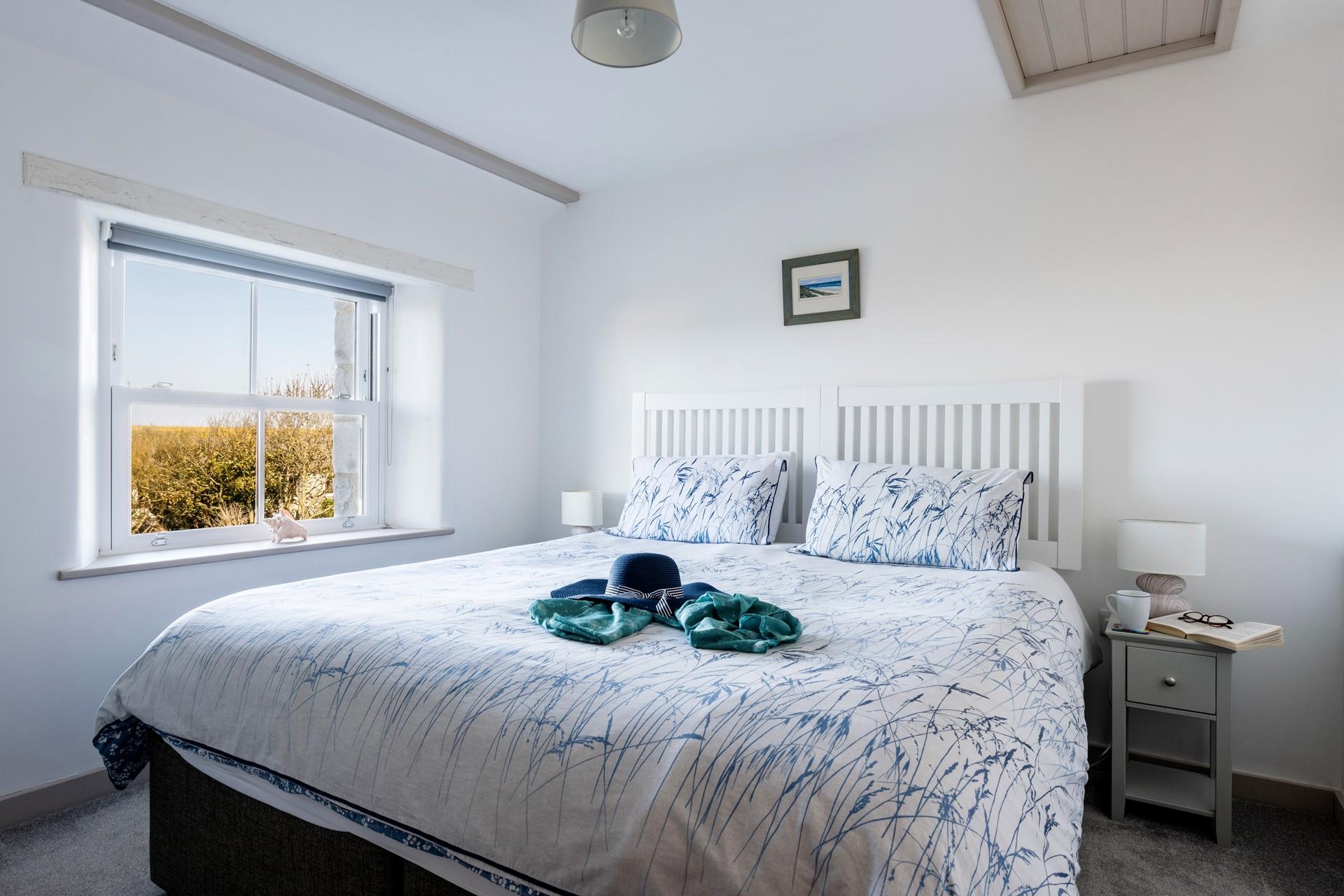 Bedroom 3 has zip and link beds for flexible sleeping arrangements.