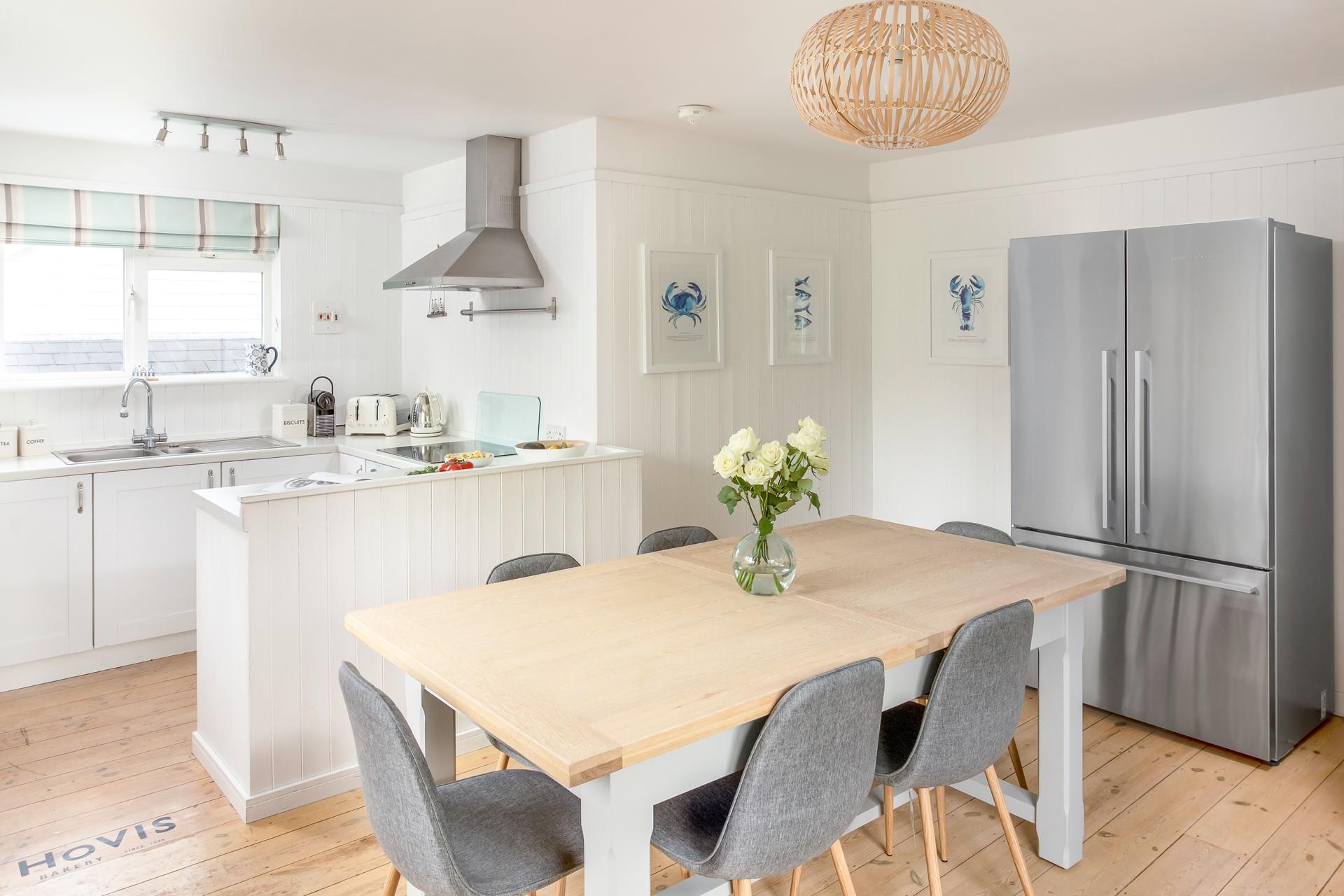 Sit around the dining table and enjoy a delicious meal with the family around you.