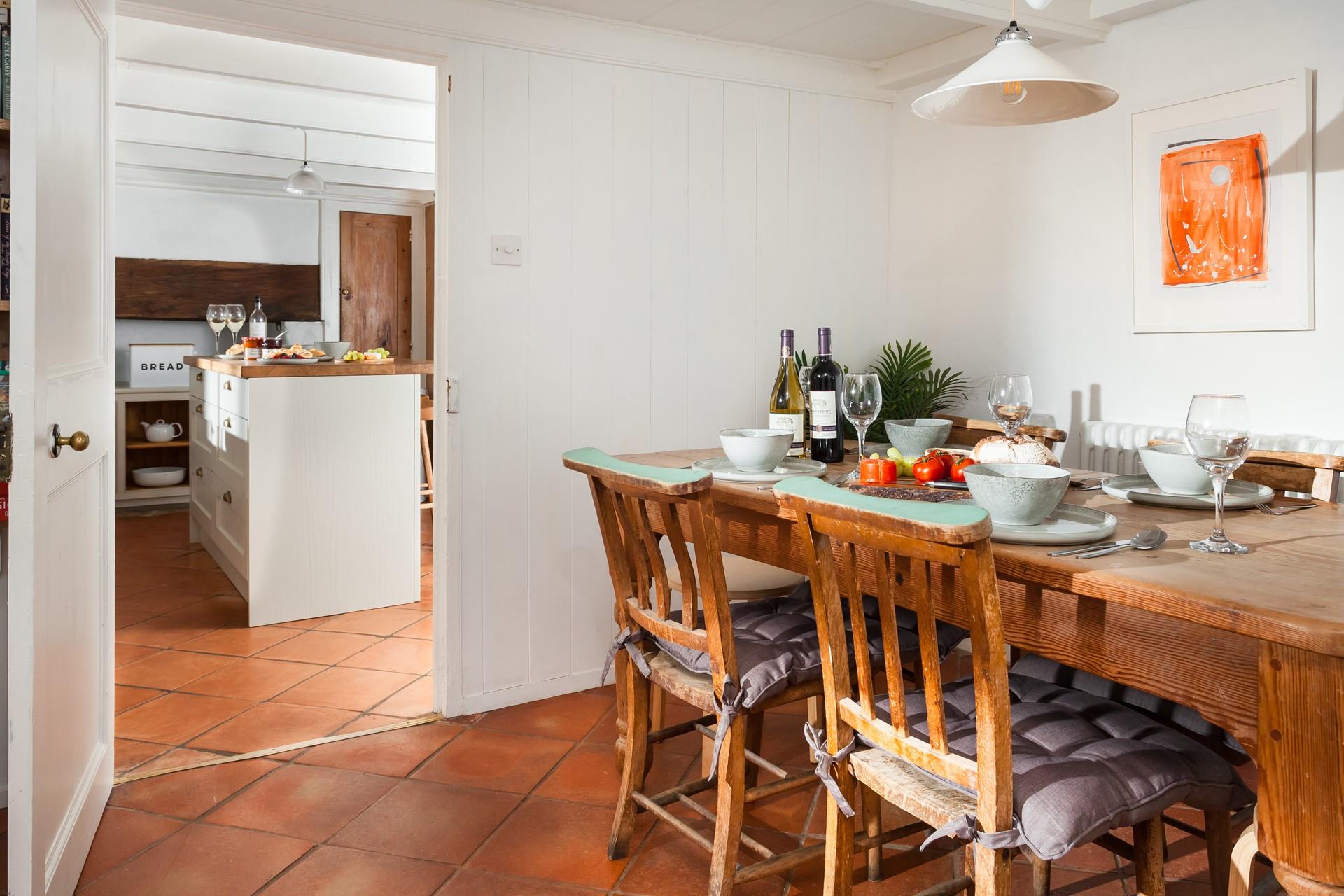  Sit around the dining table and spend time together as a family over tasty meals.