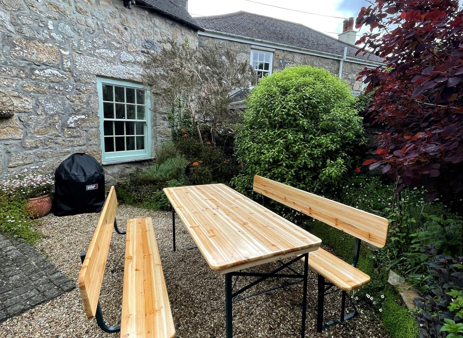 Enjoy al fresco dining in the courtyard area, there is a barbecue too!