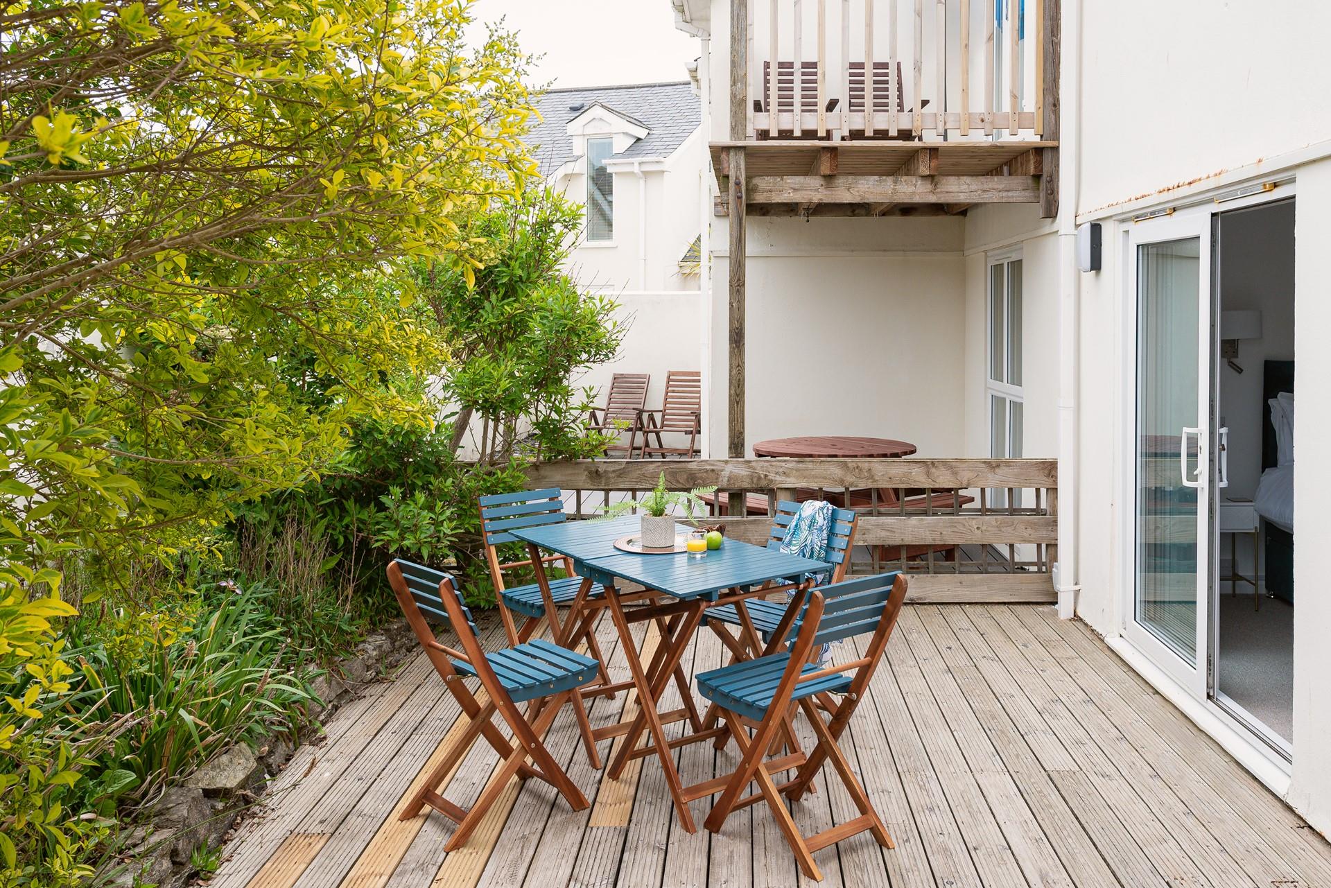 Take breakfast al fresco in the morning sunshine.