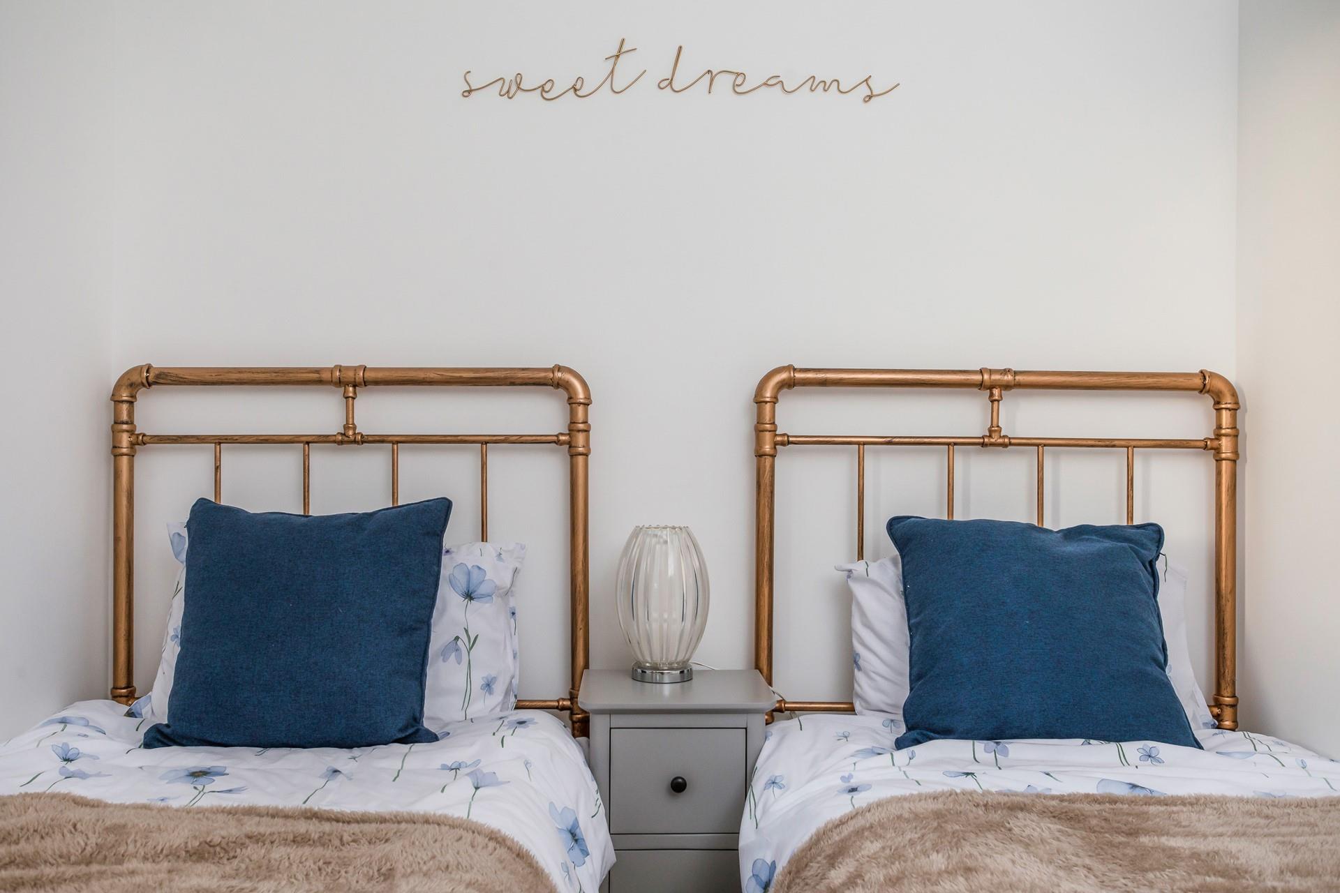 Deep blue cushions reflect the close proximity to the ocean.