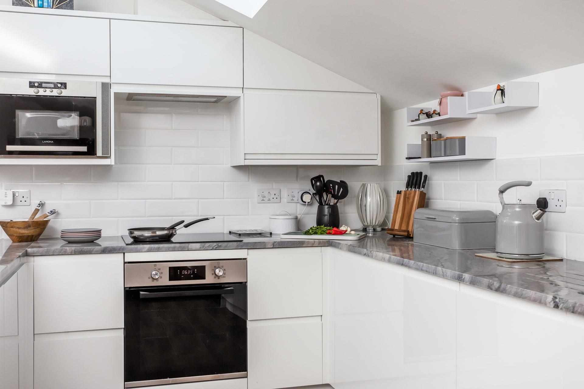 The white and grey style creates a stylish and luxurious look in the kitchen.