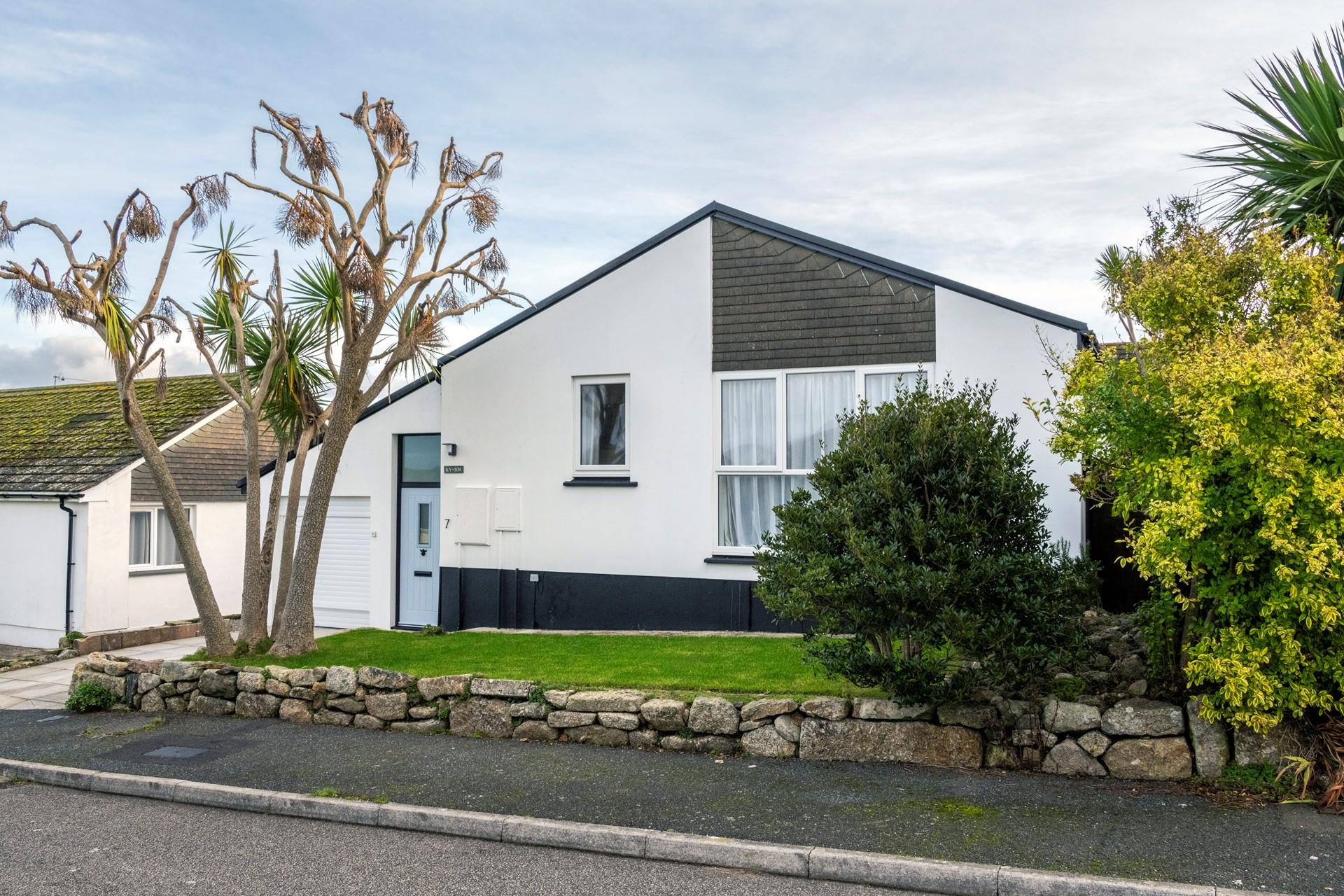 It's just a 10-minute stroll to the Blue Flag Carbis Bay beach.