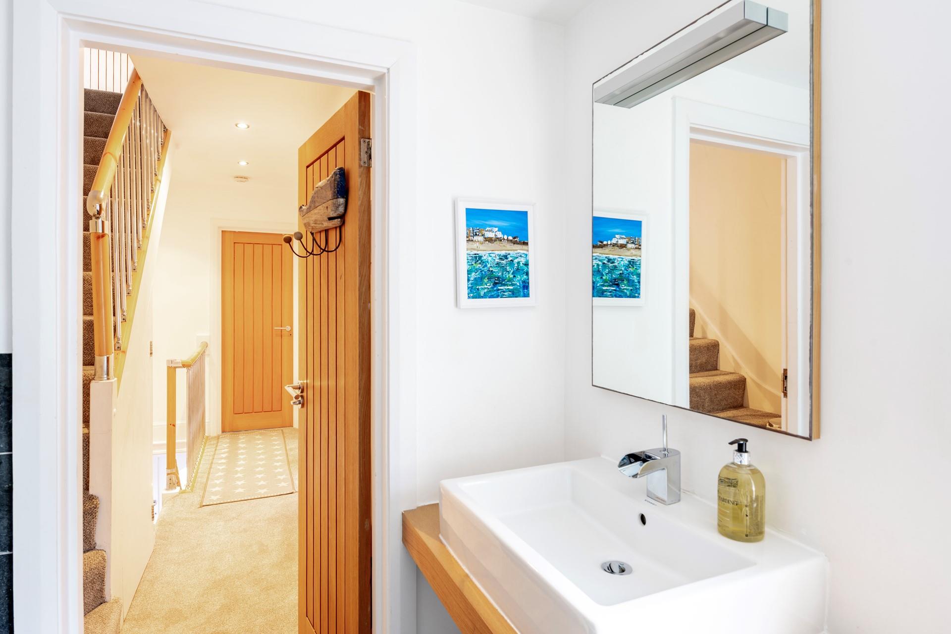 The bathroom is on the first floor, get ready for an evening out at a harbourside restaurant.