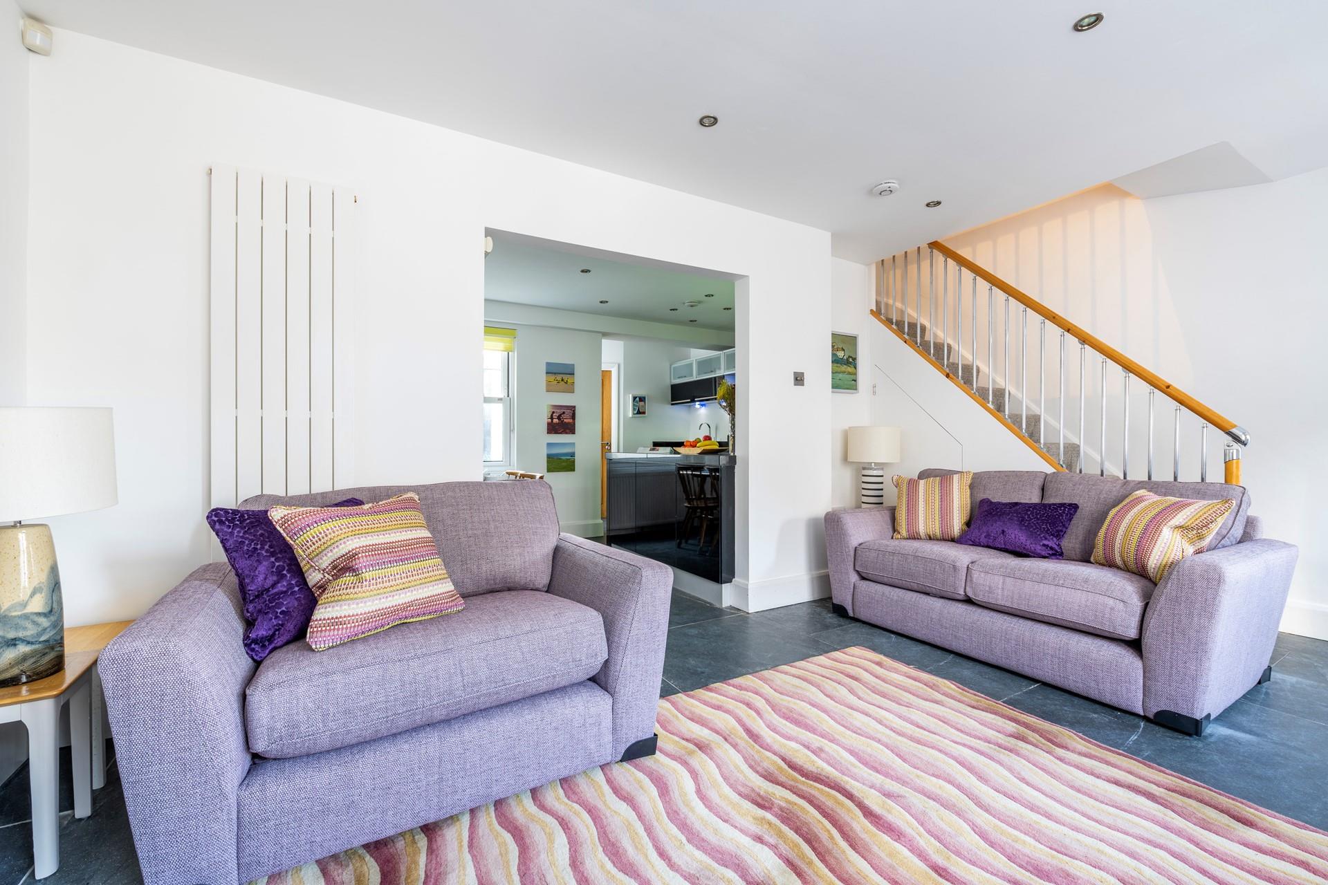 Come in from the beach to unwind before heading out to dine at a harbourfront restaurant.