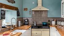 Let the chef of the family rustle up a feast in the fully equipped modern kitchen.