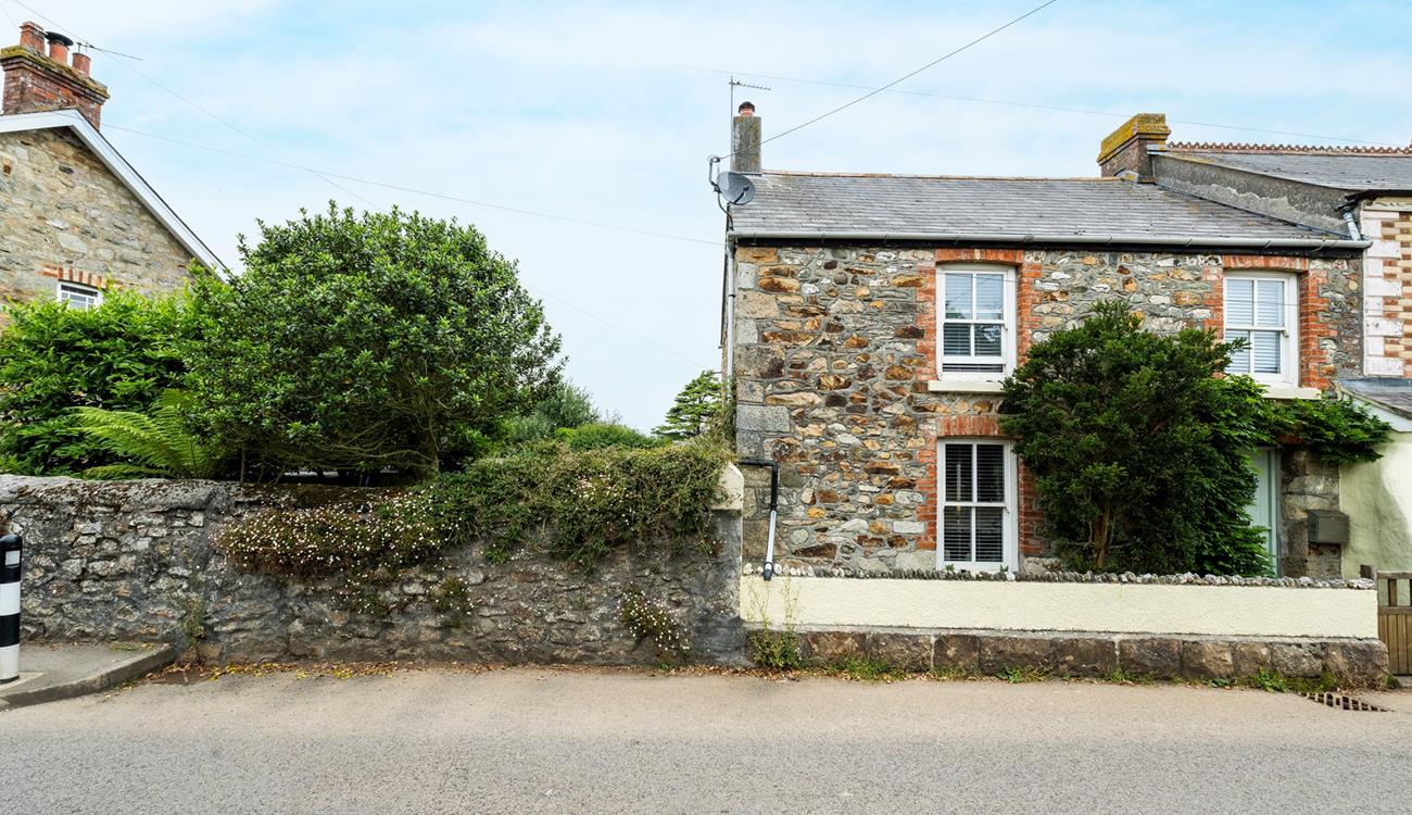 Trewinel is located in the lovely village of Goldsithney, near Marazion.