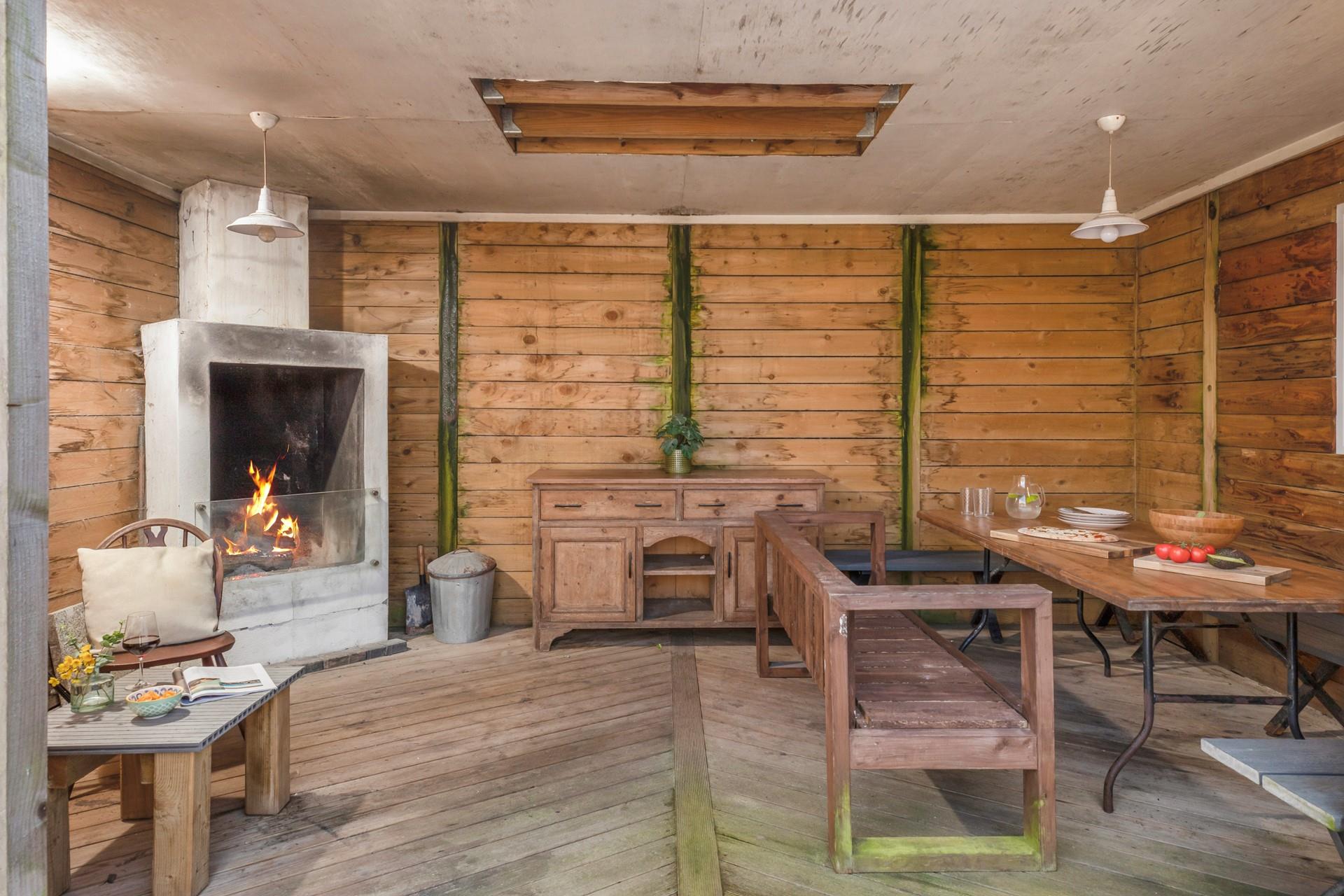 There is an outdoor fire so you can spend the evening outside chatting and sipping drinks.