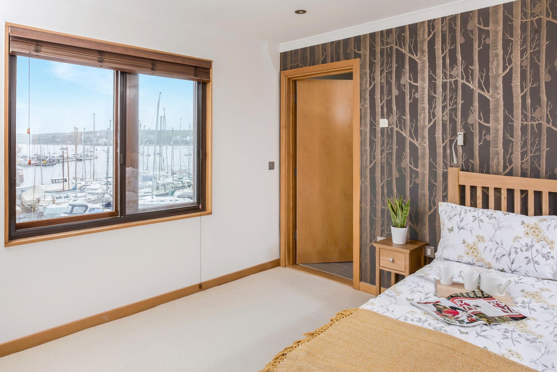 Wake up in the sumptuous king size bed and get ready for the day in the en suite.