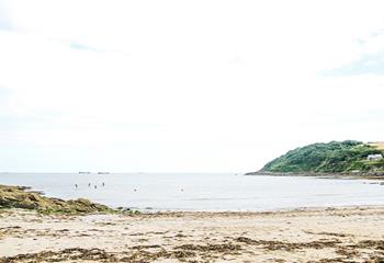 Swanpool beach is a ten minute walk away! Perfect for paddling and dipping!