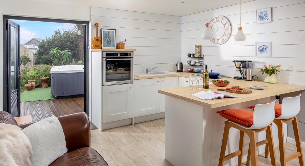 Let the fresh sea breeze run through the studio while you rustle up a tasty breakfast.