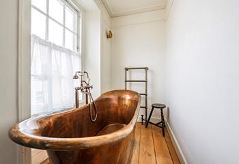 Fill the copper bath with bubbles and relax and unwind in the evening.