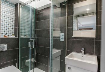 Start the day with an invigorating morning shower under the rainfall shower head.