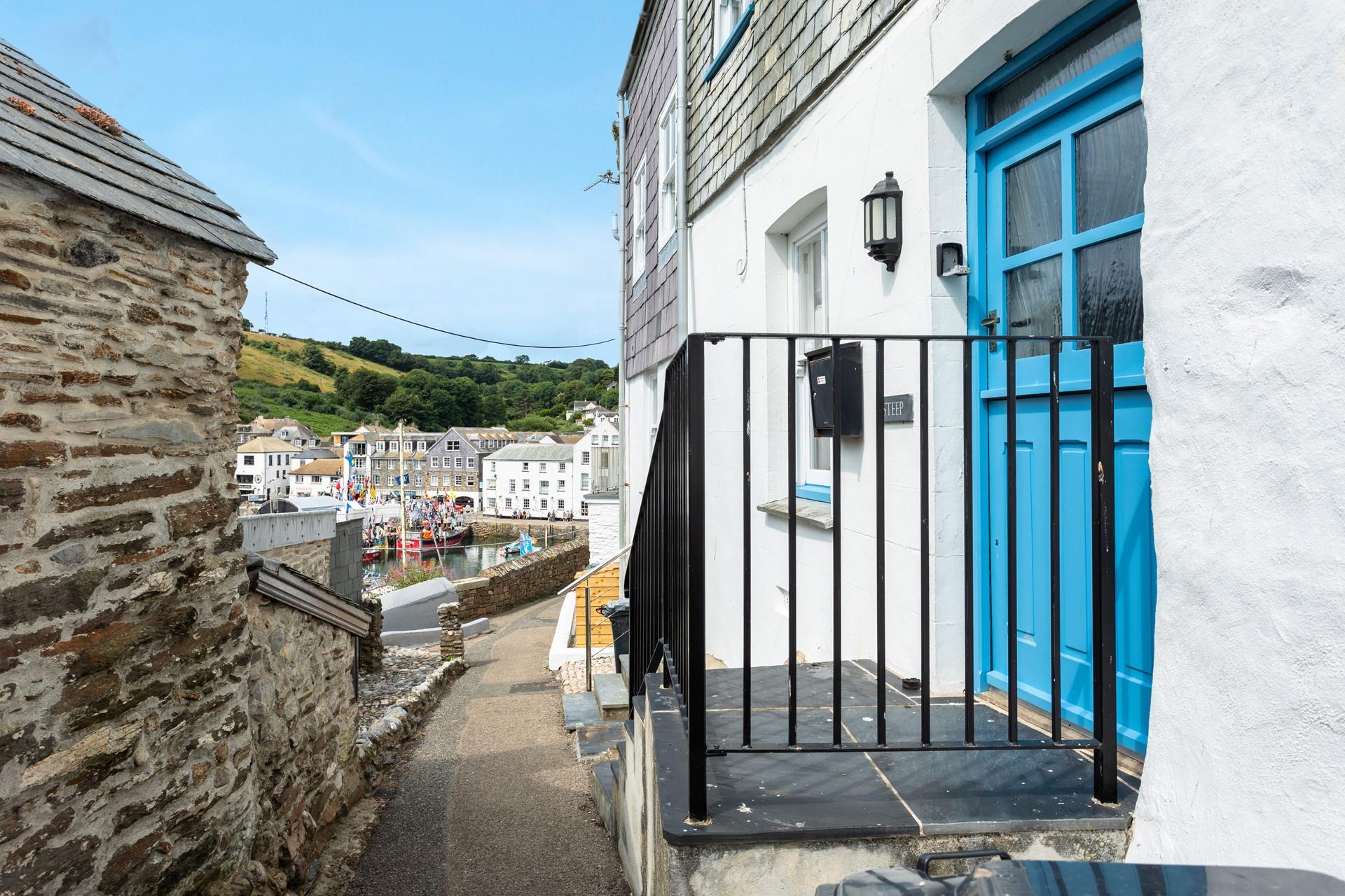 The cottage is located right on the harbour wall, everything you need is on the doorstep!