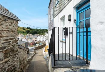 The cottage is located right on the harbour wall, everything you need is on the doorstep!