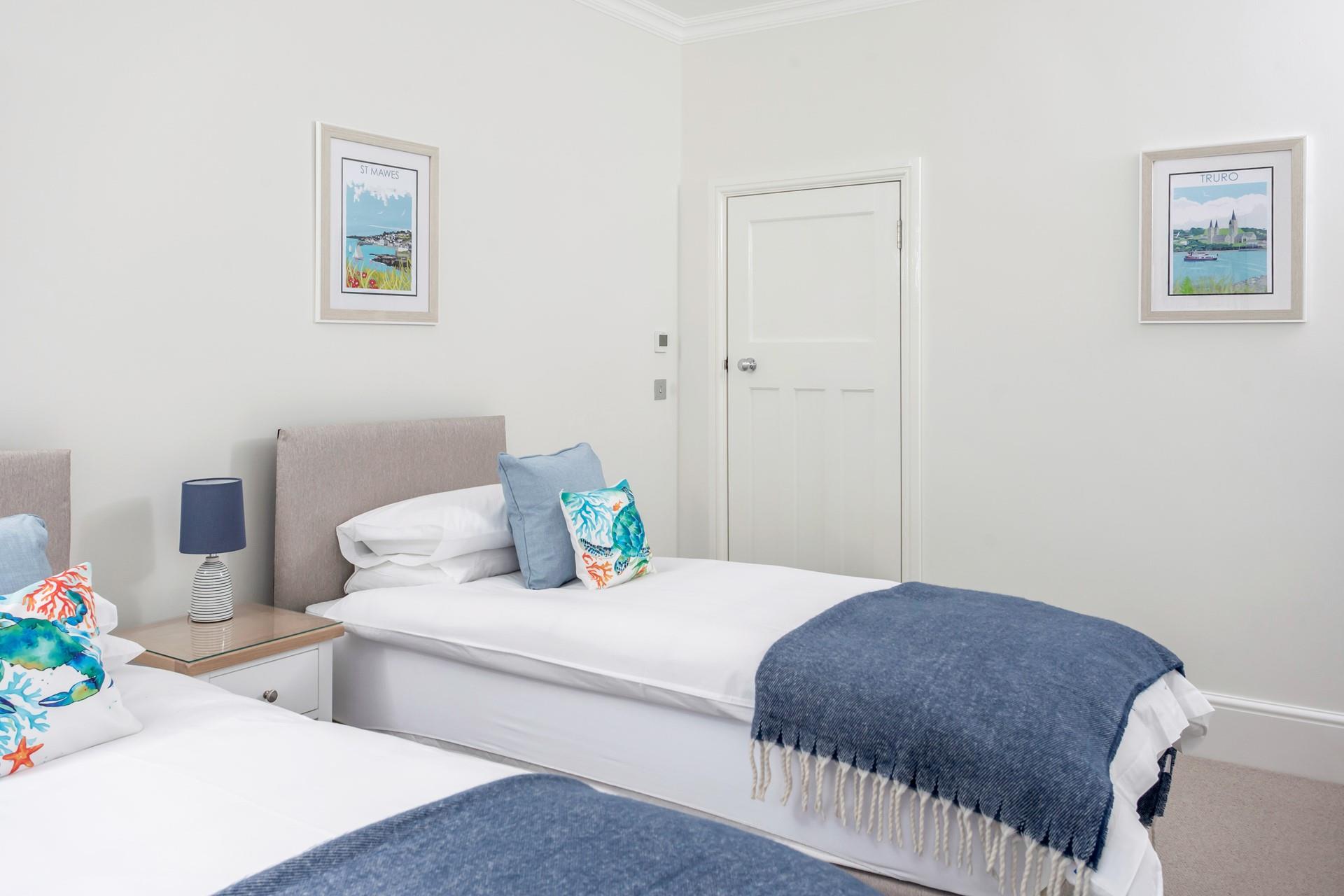 The blue theme running through the twin reflects the close proximity to the ocean.