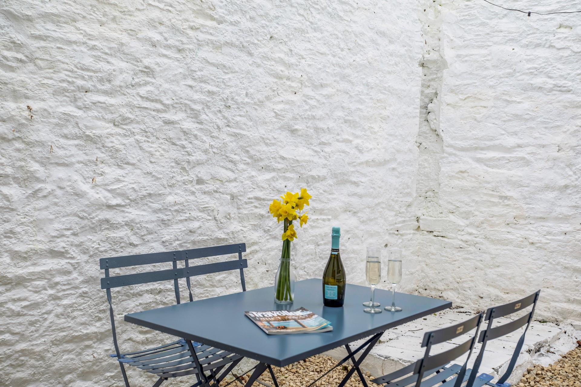 Pour yourself a glass of wine and enjoy the evening sun in the courtyard.