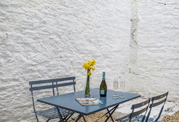 Pour yourself a glass of wine and enjoy the evening sun in the courtyard.