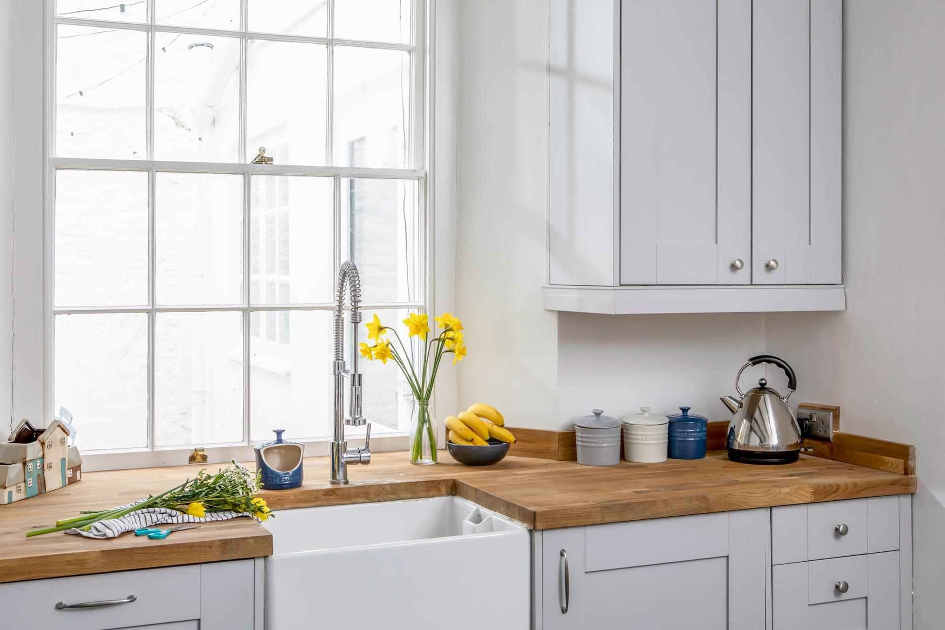 With all the appliances you need, cook up a storm in the kitchen using fresh ingredients.