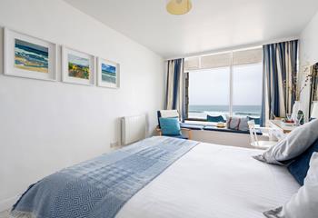 Wake up and sip your morning cuppa whilst you take in the uninterrupted views of Porthmeor beach.