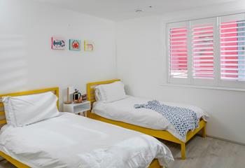 Pops of colour continue in the second twin bedroom.