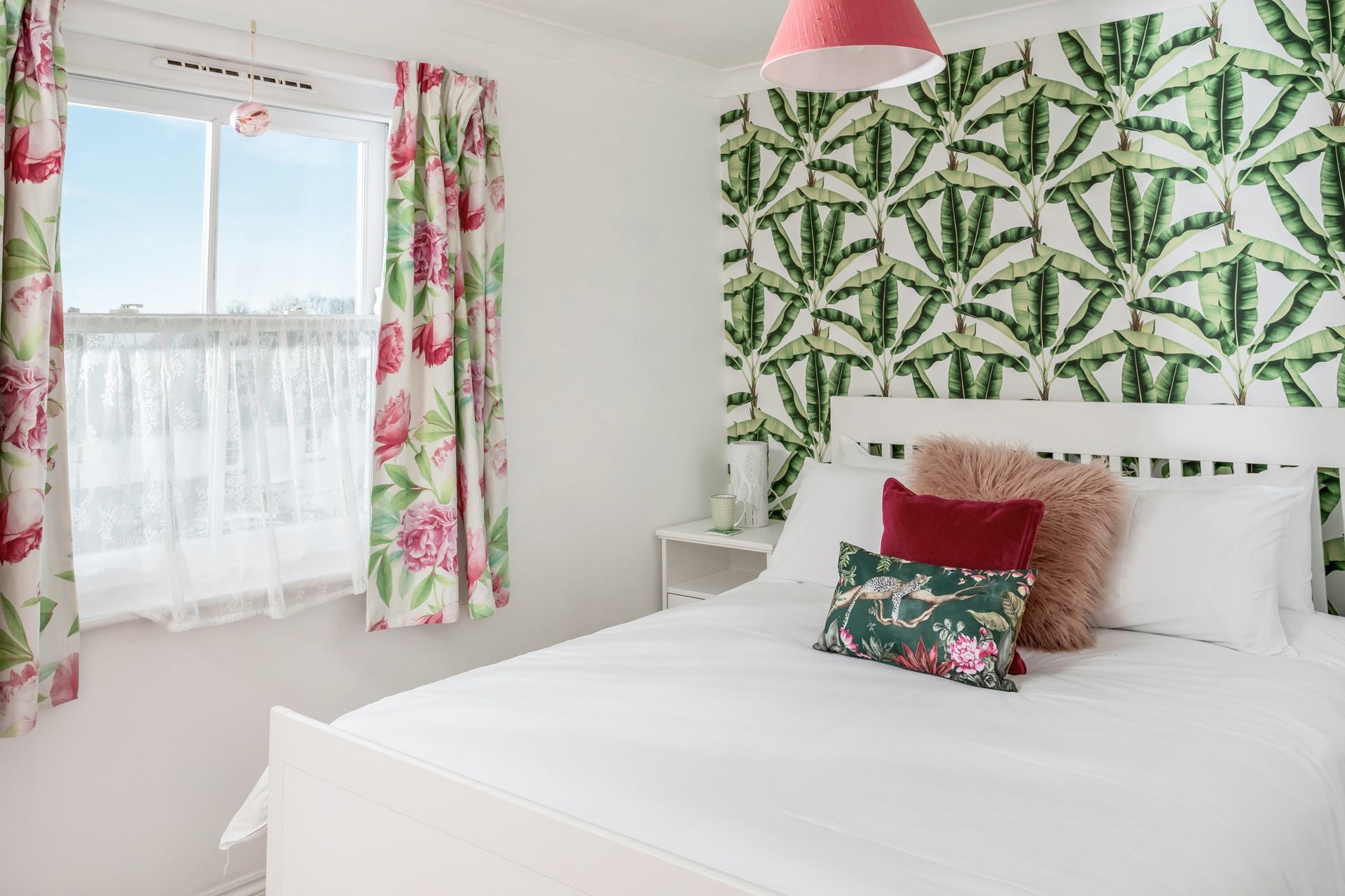 Relax in the sumptuous king size bed and drift off for a dreamy night's slumber.