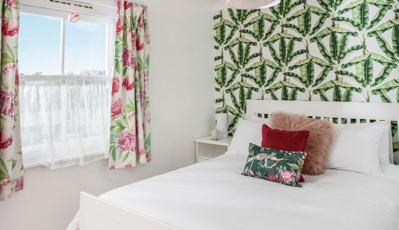 Relax in the sumptuous king size bed and drift off for a dreamy night's slumber.