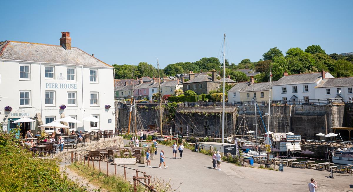 Enjoy a refreshing drink in the harbourside pub. 