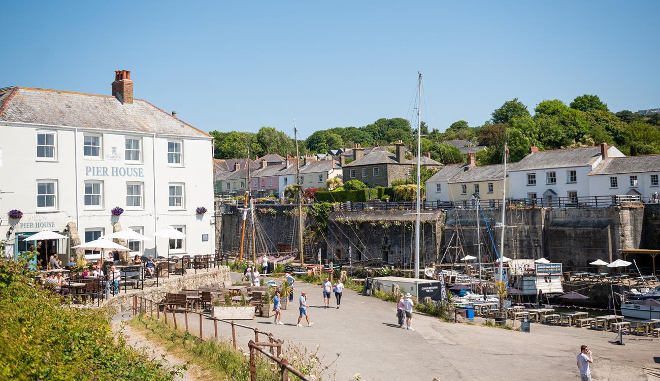 Enjoy a refreshing drink in the harbourside pub. 