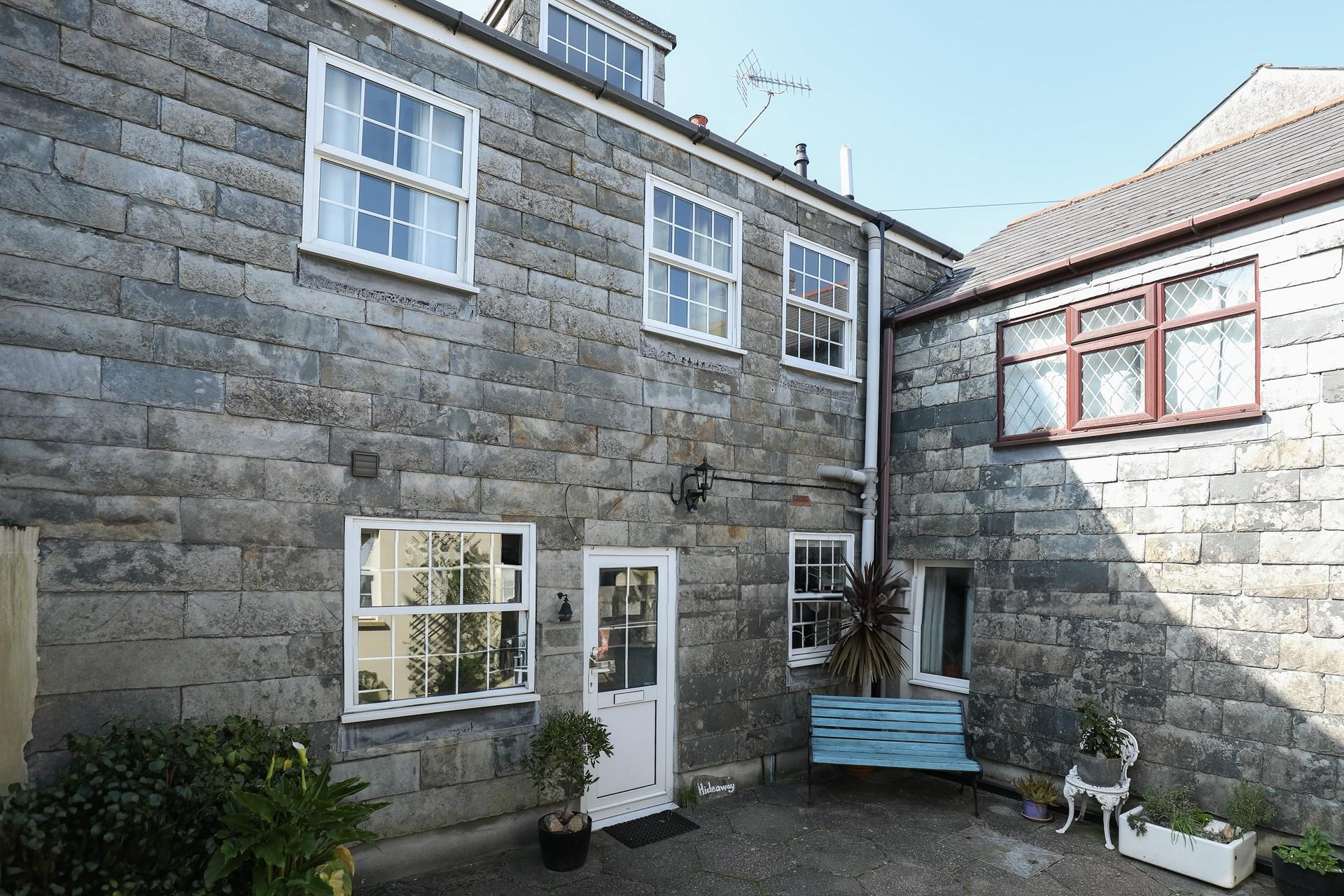 Step outside and enjoy a glass of something chilled on balmy evenings.