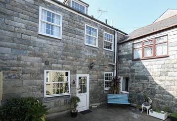 Step outside and enjoy a glass of something chilled on balmy evenings.