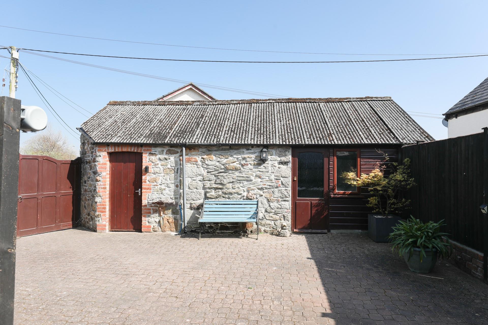 Plenty of space in the courtyard for enjoying the Cornish sunshine.