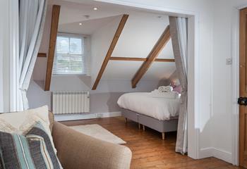 Bedroom 3 has zip and link beds for flexible sleeping arrangements.