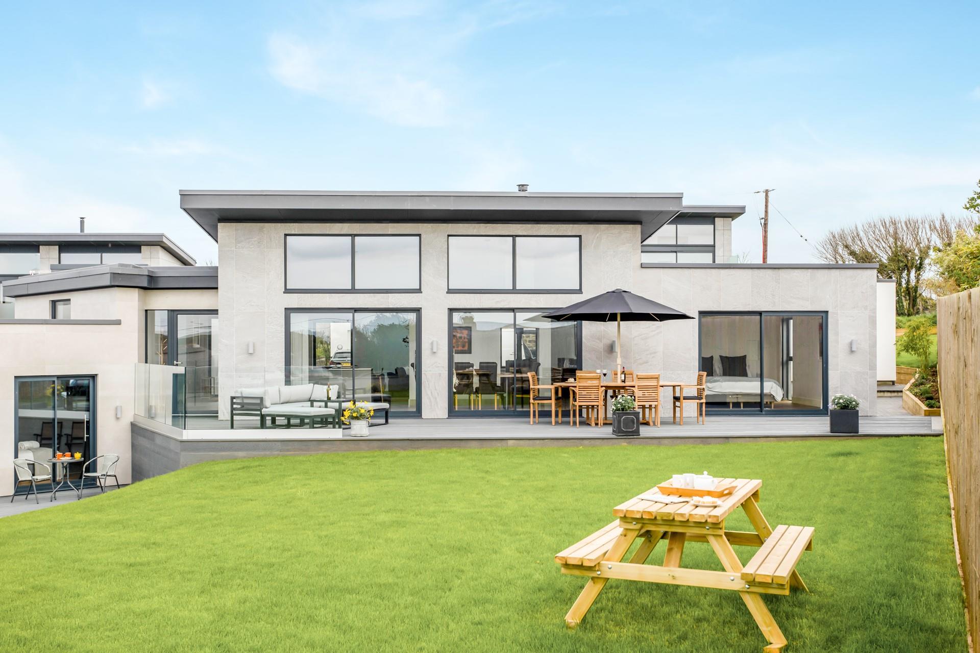 With endless outdoor dining opportunities, you can enjoy long lazy lunches in the fabulous garden.