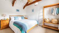 Settle into the sumptuous king size bed for a dreamy night's slumber in the soft sheets.