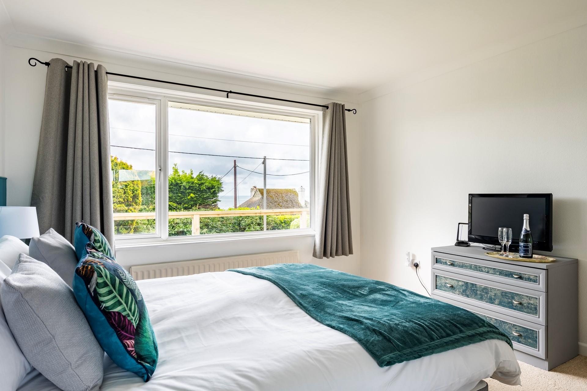 Climb into the sumptuous king size bed and drift off into a dreamy night's slumber.