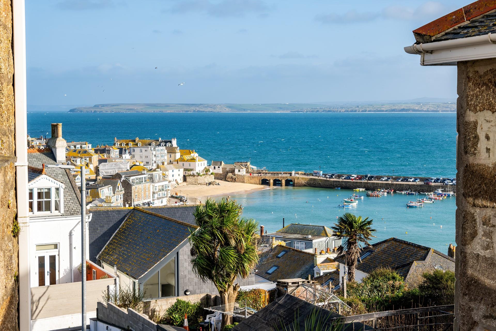 Perched just above the harbour, this apartment is perfect for a couple looking for a peaceful base.