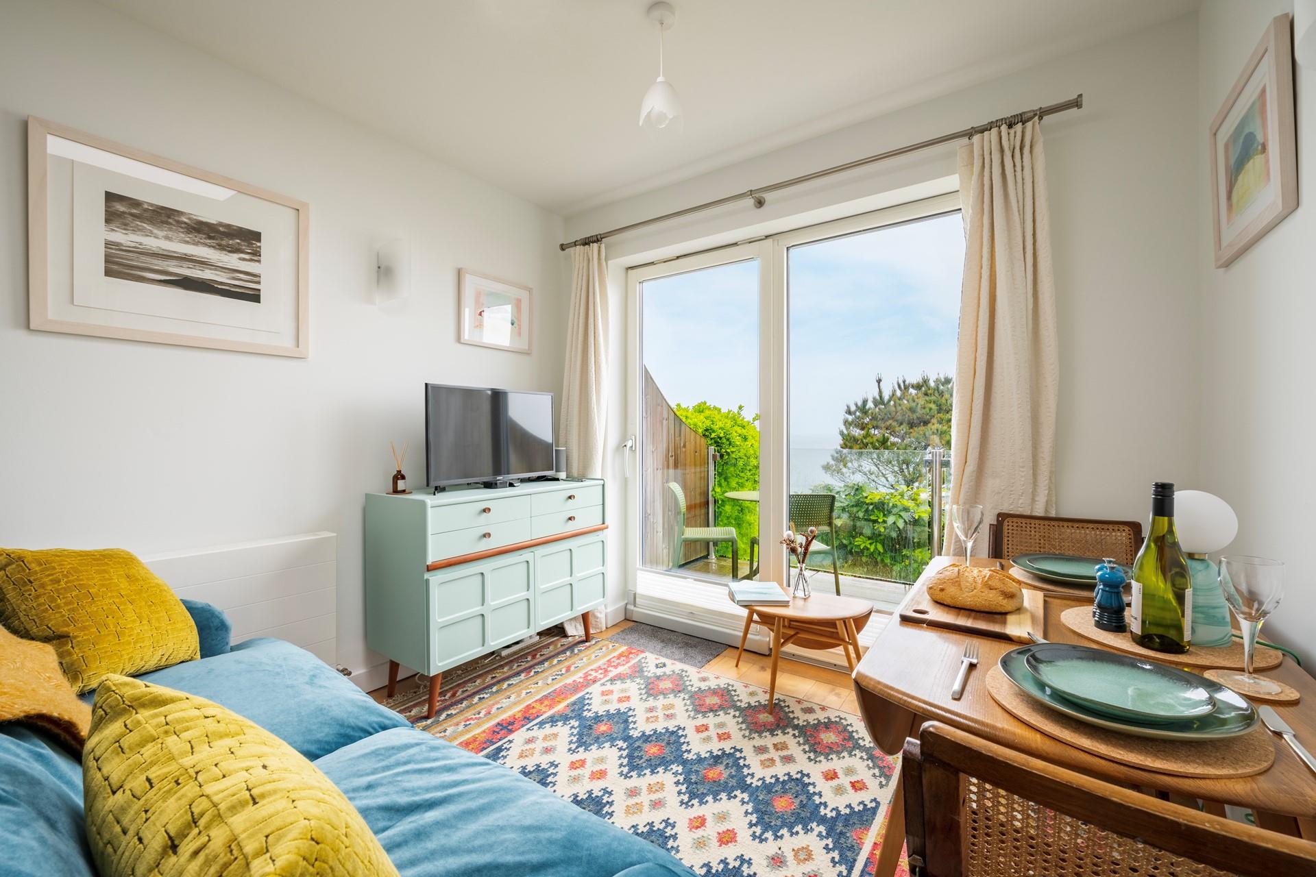 Open the patio doors and let the sea breeze run through whilst you relax and unwind.