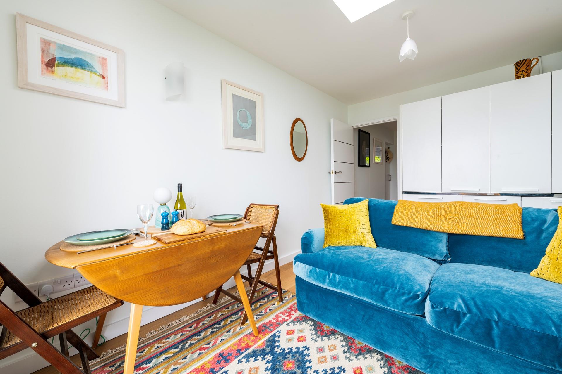 Decorated with bright colours, this cosy space is perfect for a couple.